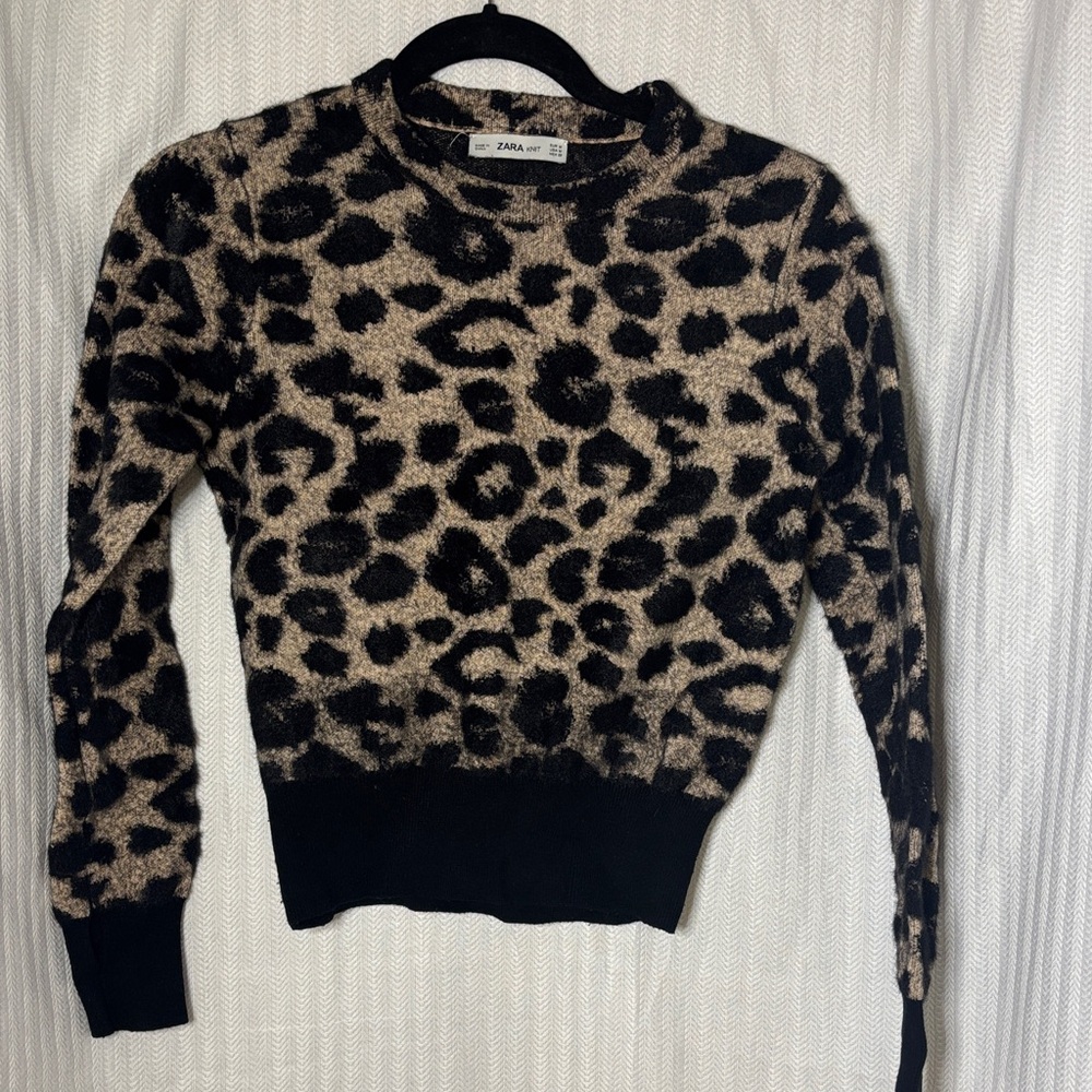 💰💰 3/$10
Zara Animal Print Sweater - Black and Tan